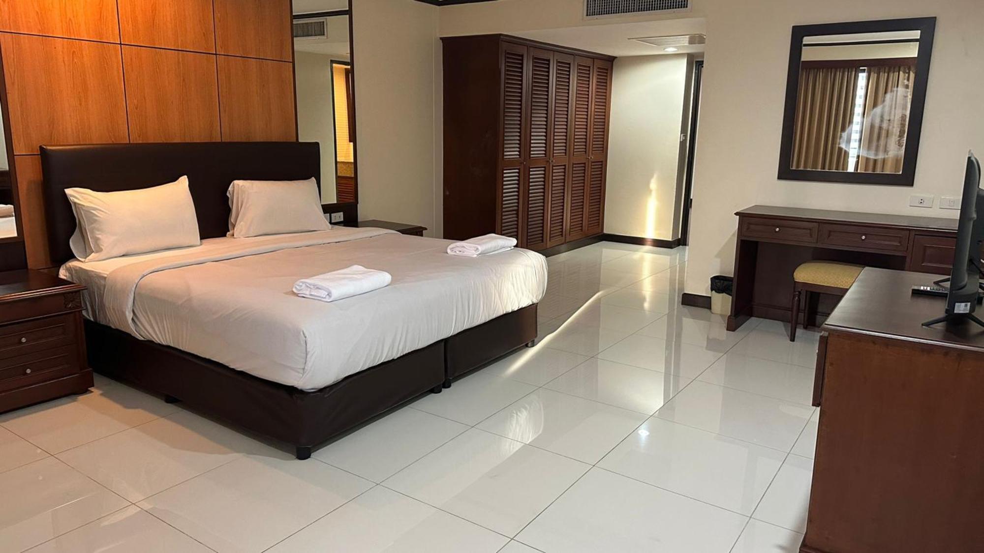 Отель Omni Tower Sukhumvit Nana Direct Бангкок Экстерьер фото