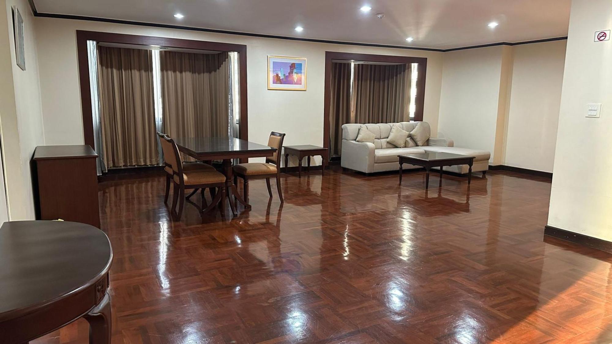 Отель Omni Tower Sukhumvit Nana Direct Бангкок Экстерьер фото