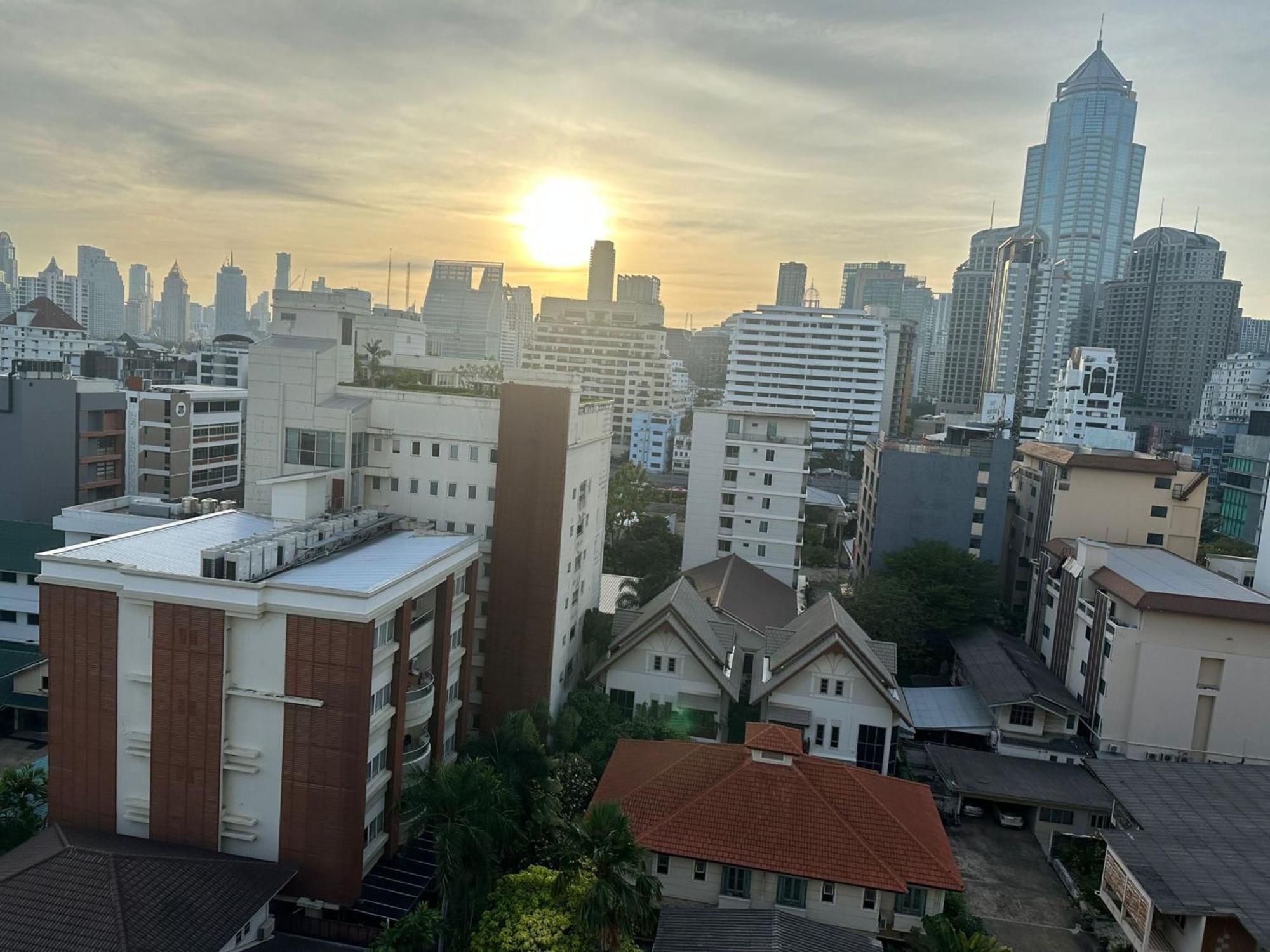Отель Omni Tower Sukhumvit Nana Direct Бангкок Экстерьер фото