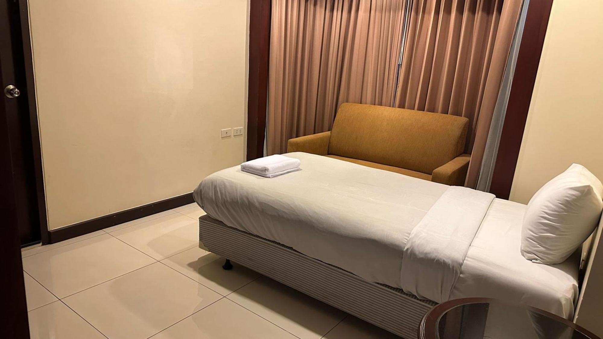 Отель Omni Tower Sukhumvit Nana Direct Бангкок Экстерьер фото