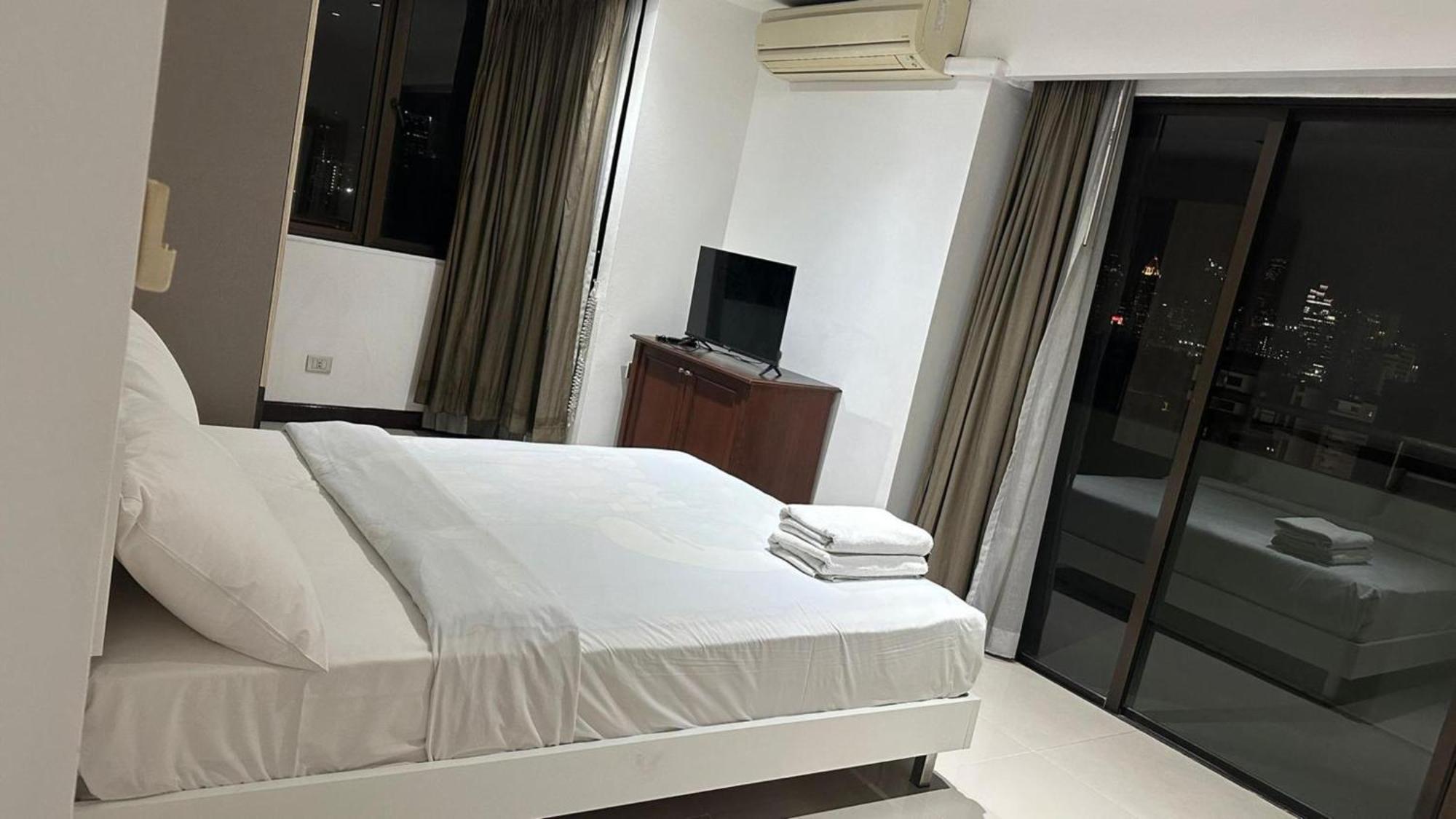 Отель Omni Tower Sukhumvit Nana Direct Бангкок Экстерьер фото