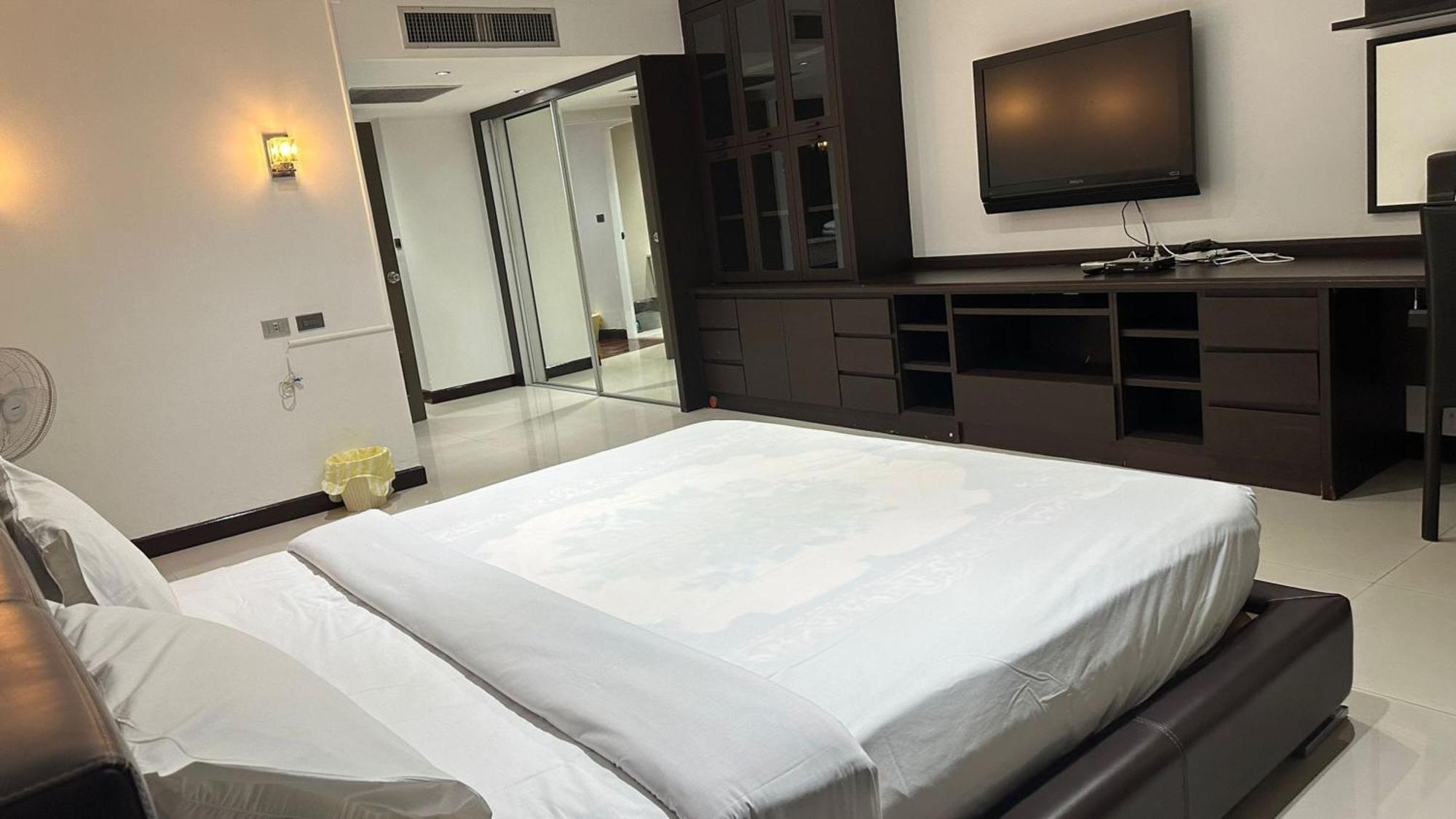 Отель Omni Tower Sukhumvit Nana Direct Бангкок Экстерьер фото