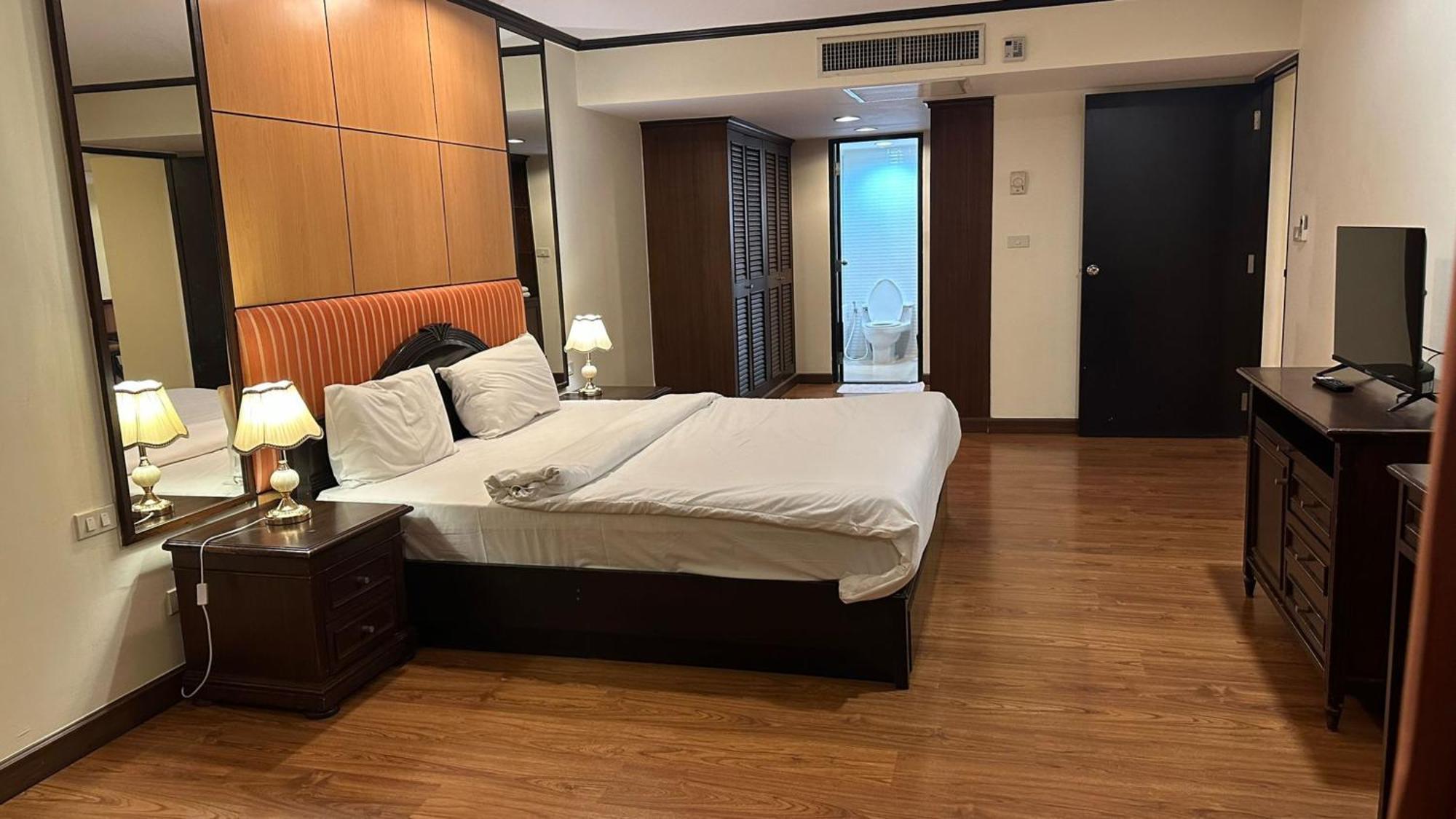 Отель Omni Tower Sukhumvit Nana Direct Бангкок Экстерьер фото