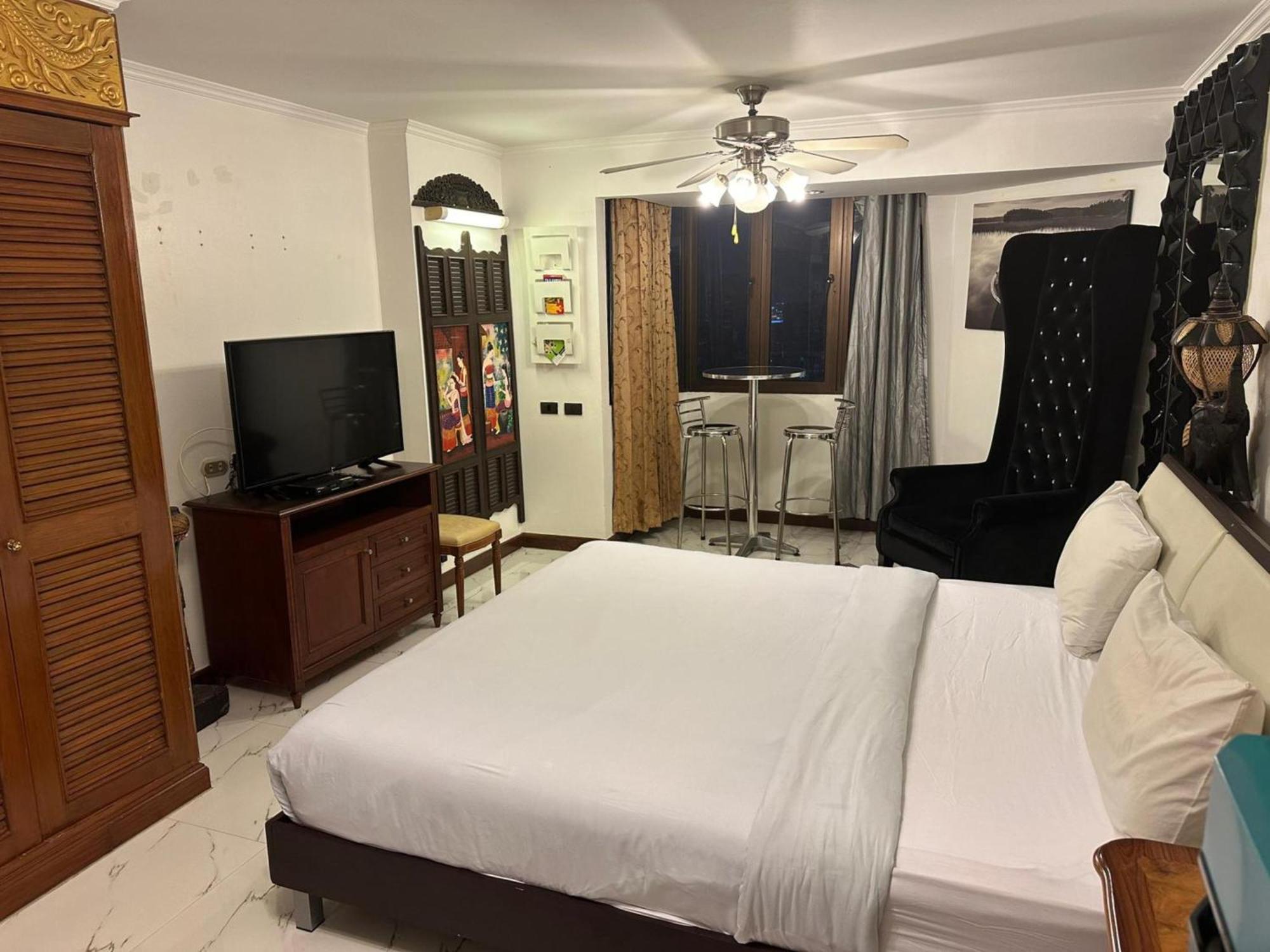 Отель Omni Tower Sukhumvit Nana Direct Бангкок Экстерьер фото