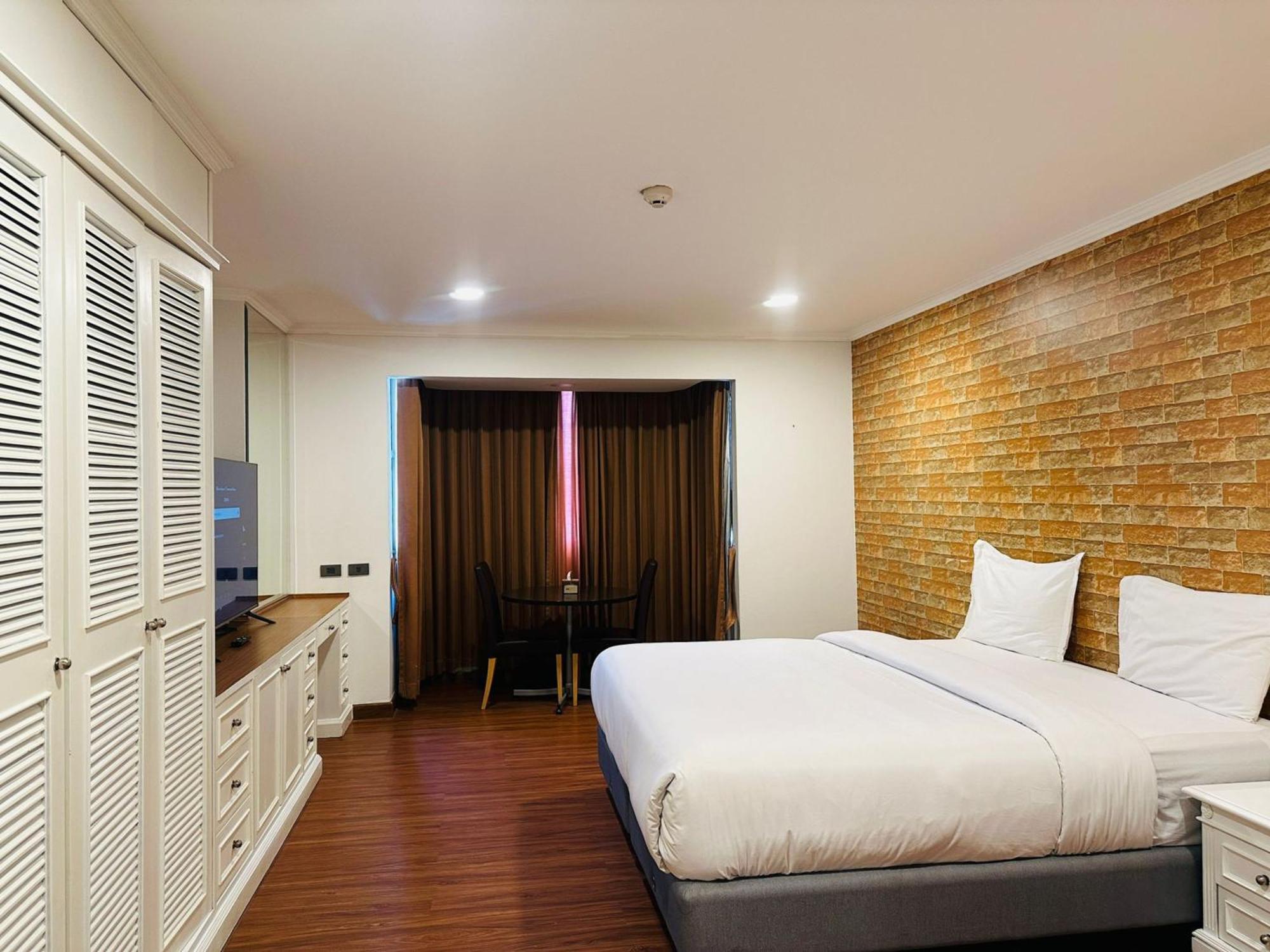 Отель Omni Tower Sukhumvit Nana Direct Бангкок Экстерьер фото