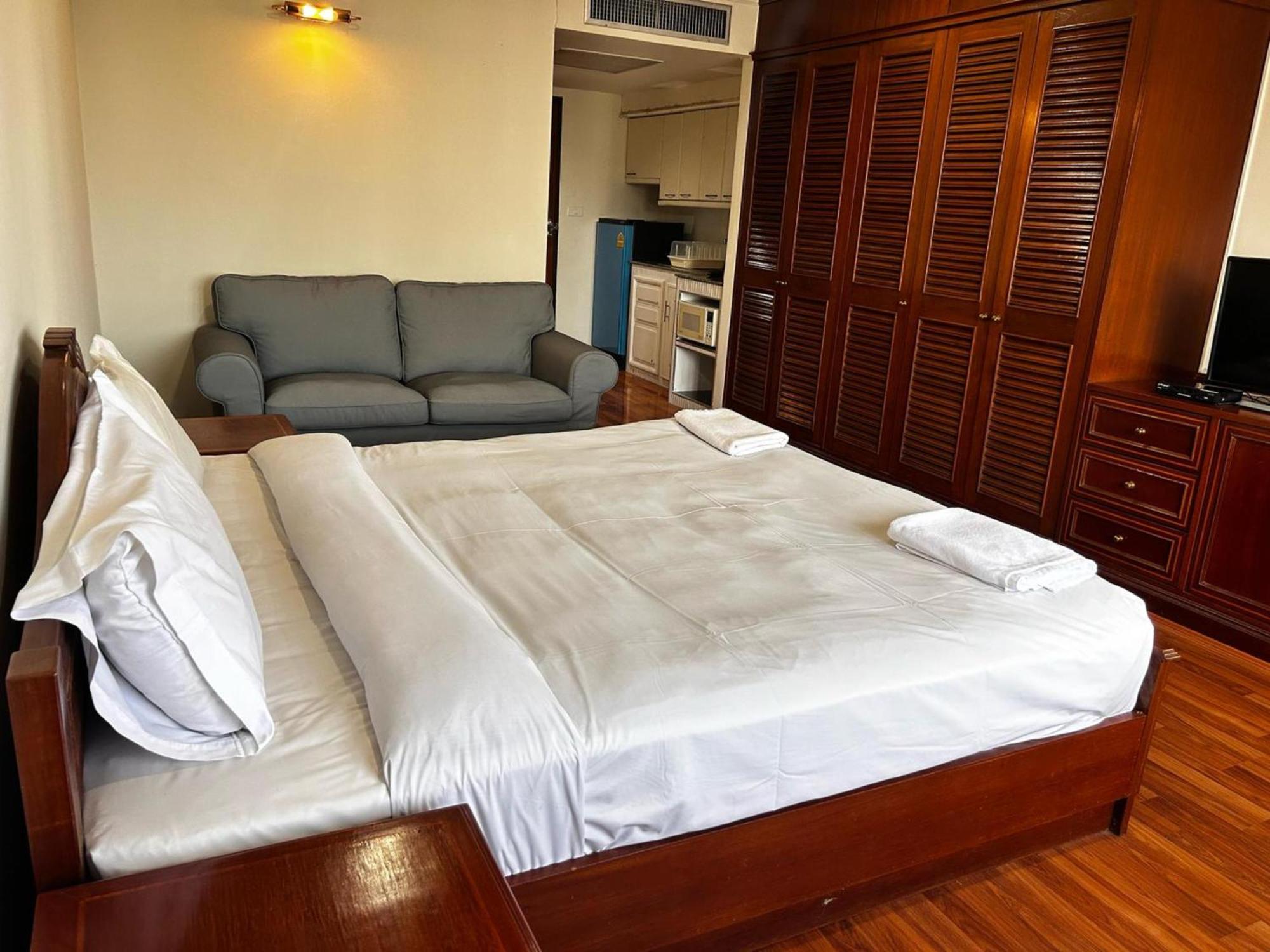 Отель Omni Tower Sukhumvit Nana Direct Бангкок Экстерьер фото